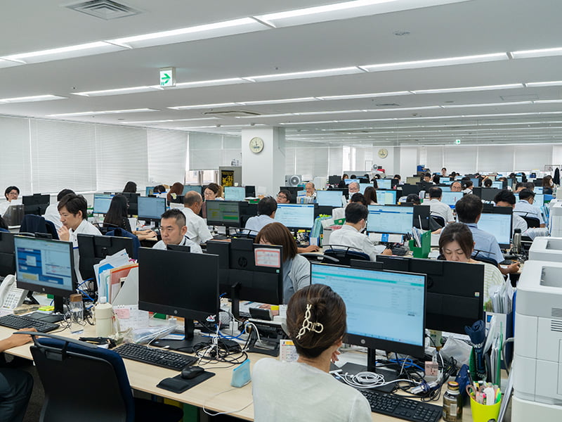 オフィスの執務エリアの写真