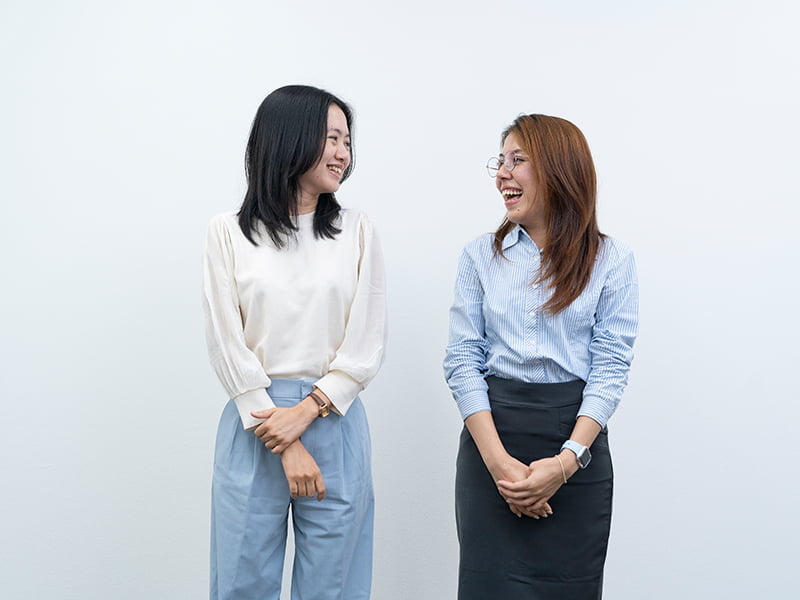 談笑するスタッフの写真