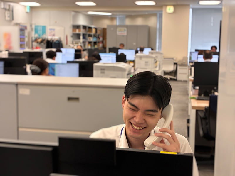 電話対応をするスタッフの写真