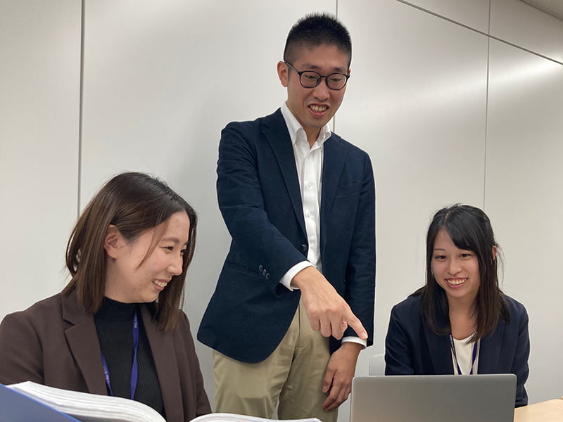 打ち合わせをするスタッフの写真