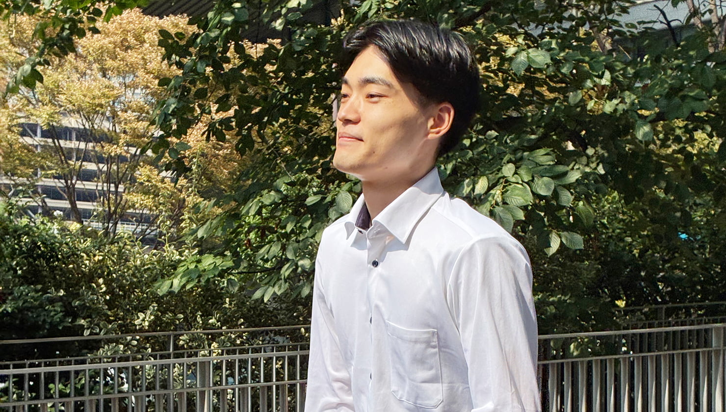 外を歩くスタッフの写真