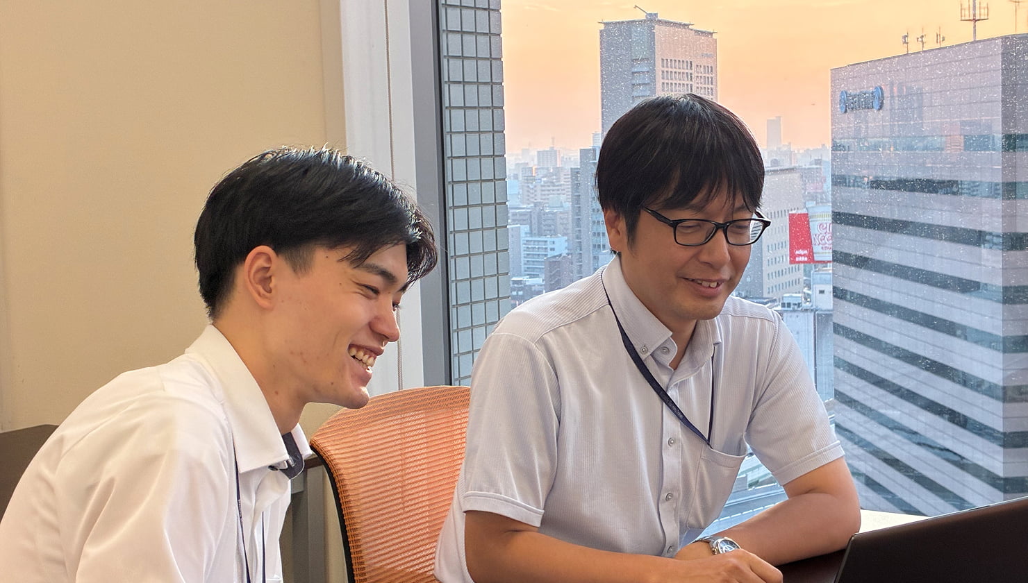 打ち合わせをするスタッフの写真