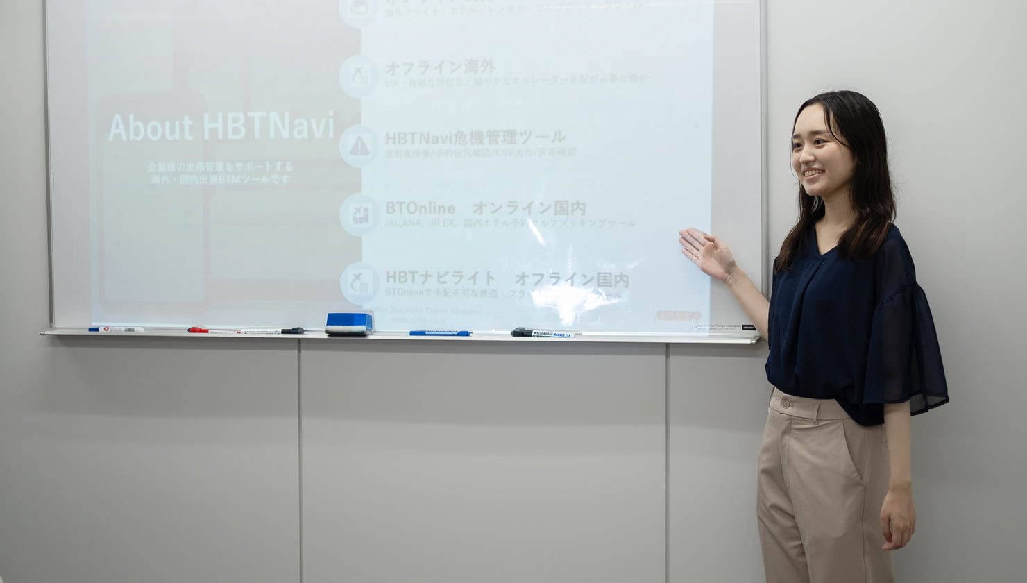 プレゼンをするスタッフの写真