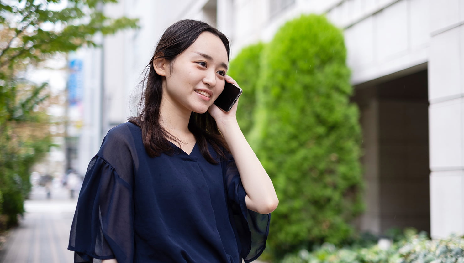 外で電話をするスタッフの写真