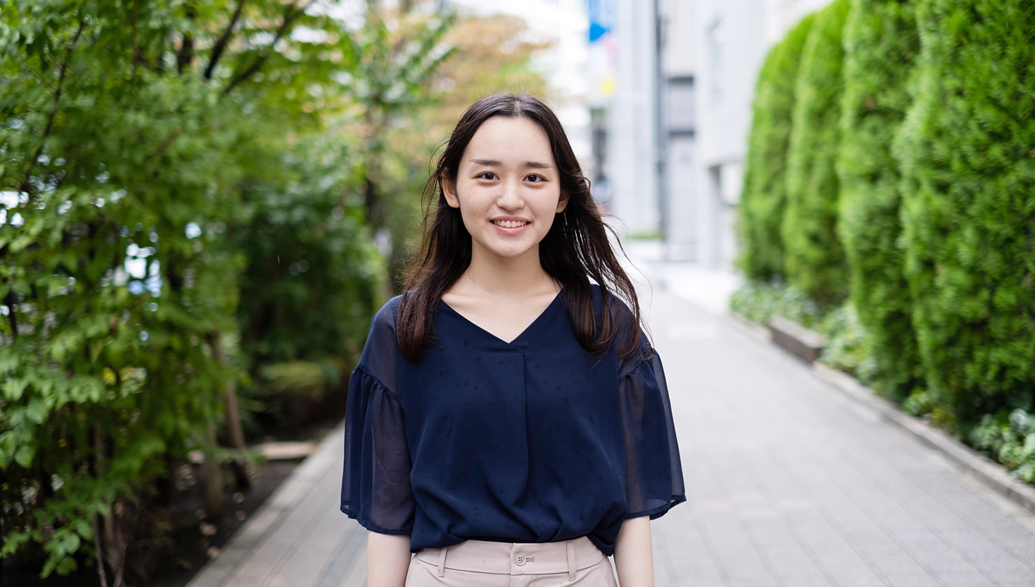 外を歩くスタッフの写真