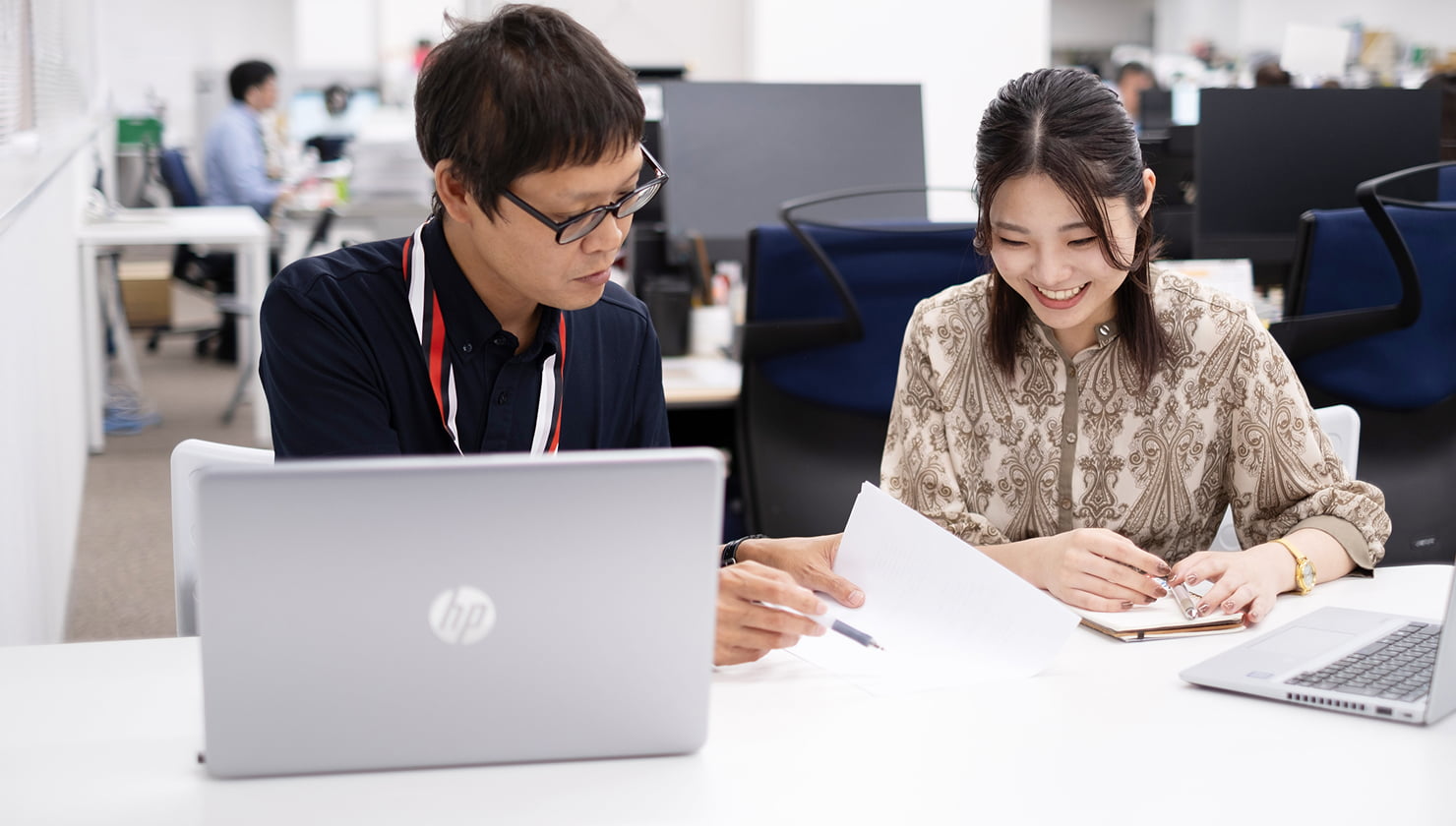 打ち合わせをするスタッフの写真