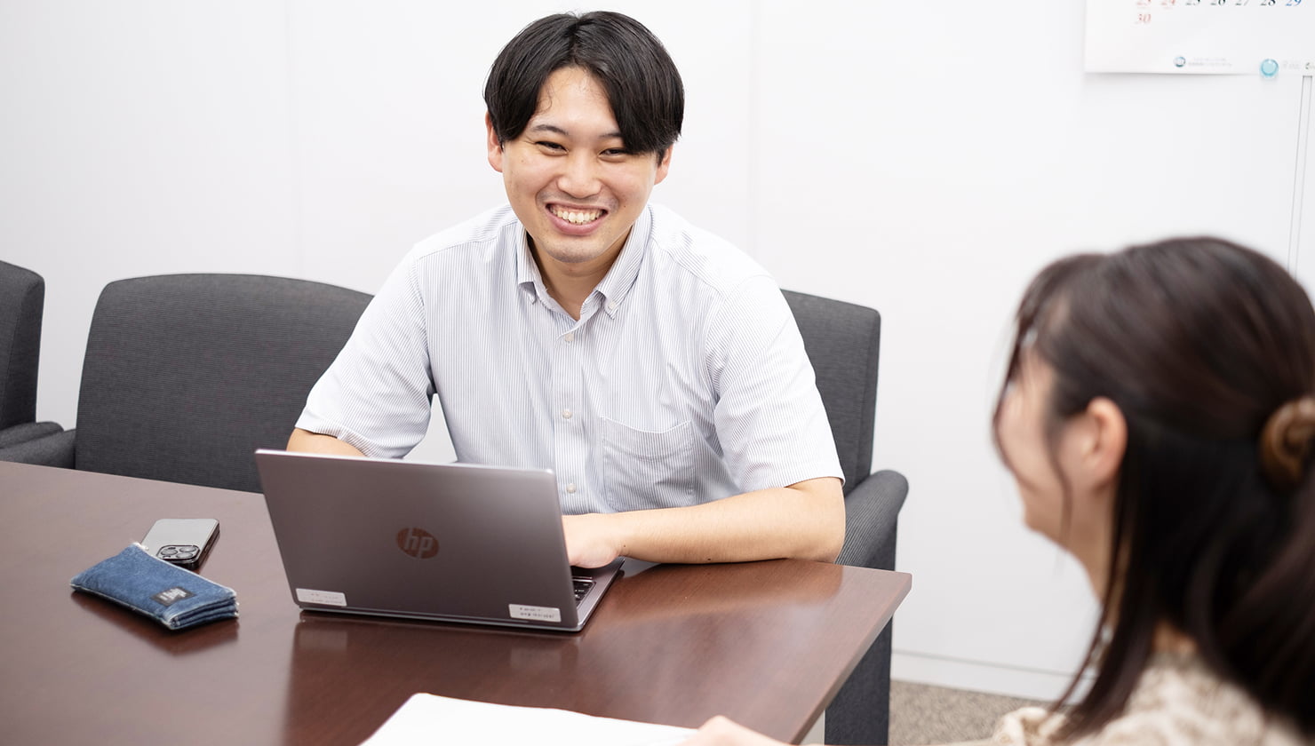 電話対応をするスタッフの写真