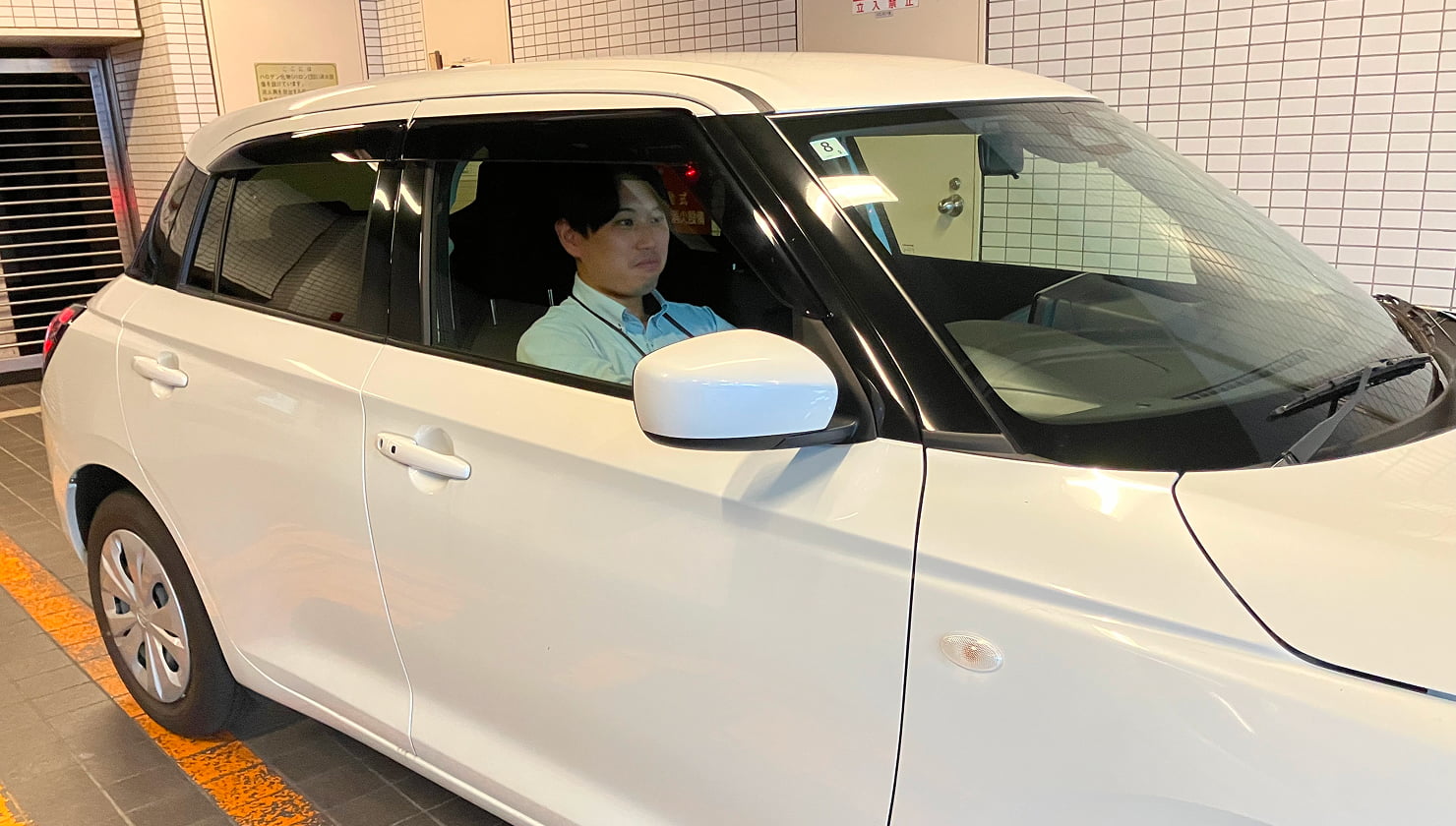 車に乗るスタッフの写真