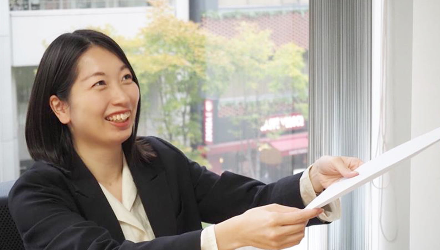 書類のやりとりをするスタッフの写真