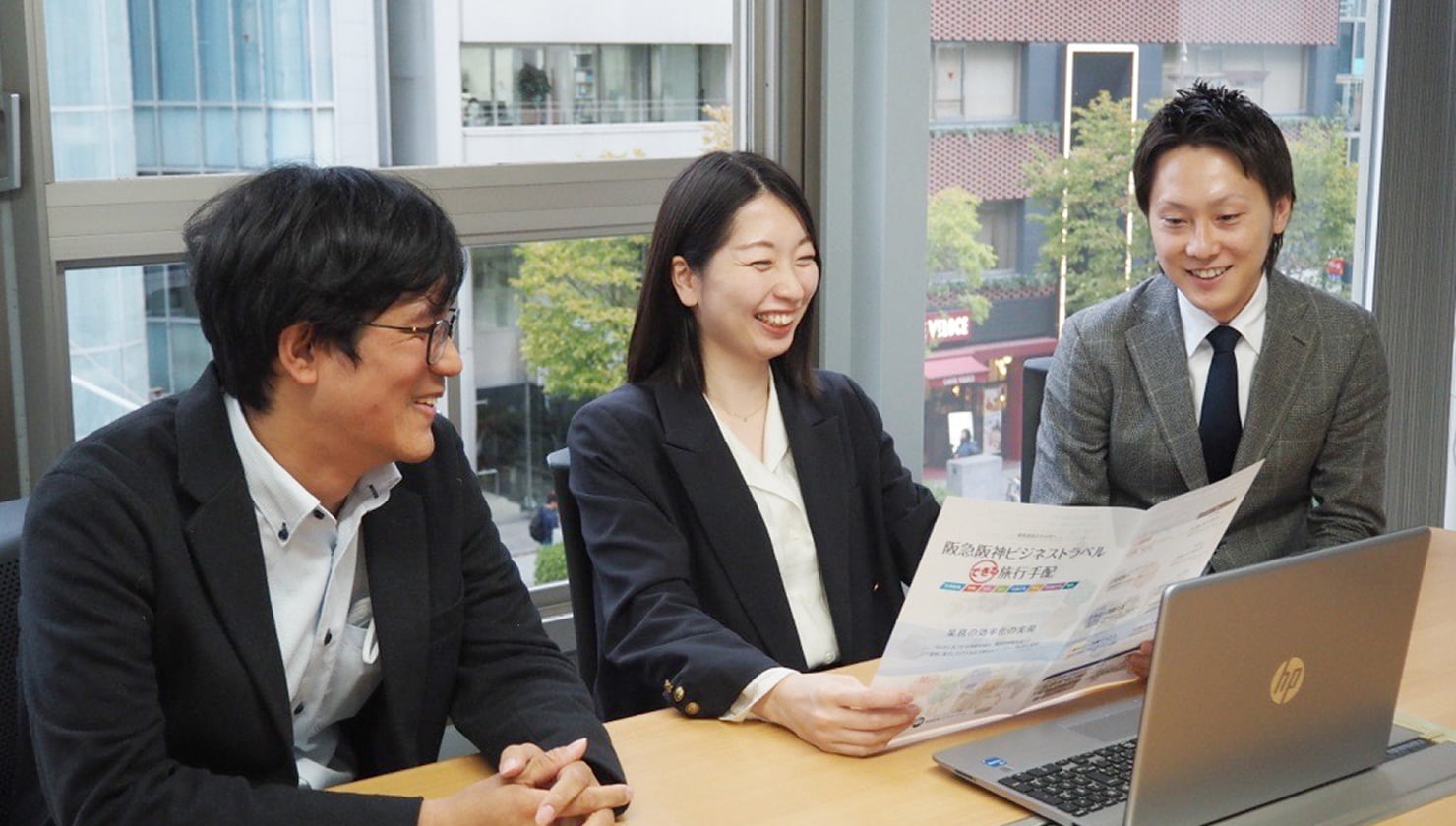 打ち合わせをするスタッフの写真