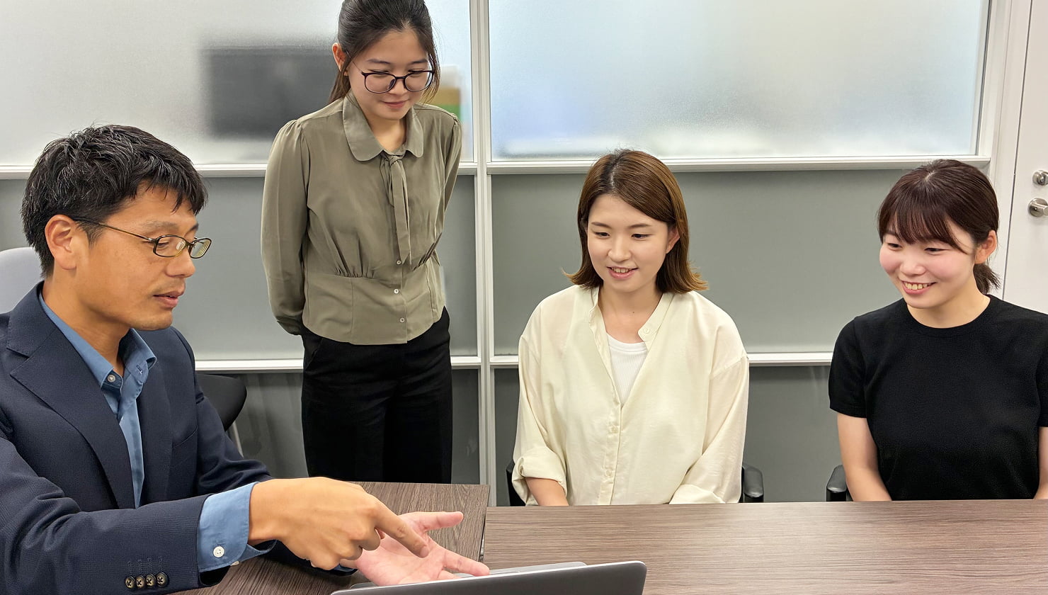 打ち合わせをするスタッフの写真