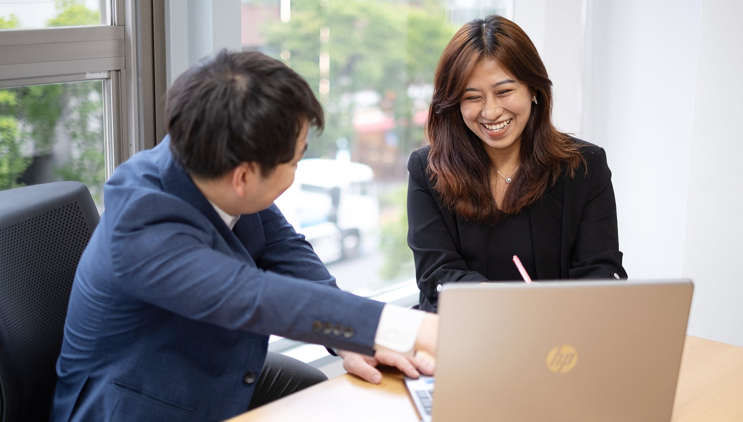 打ち合わせをするスタッフの写真