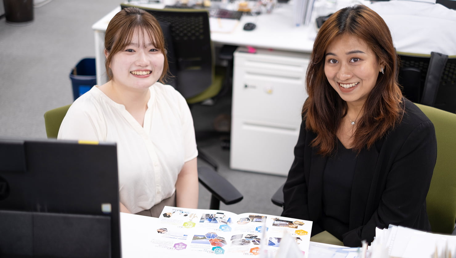 打ち合わせをするスタッフの写真