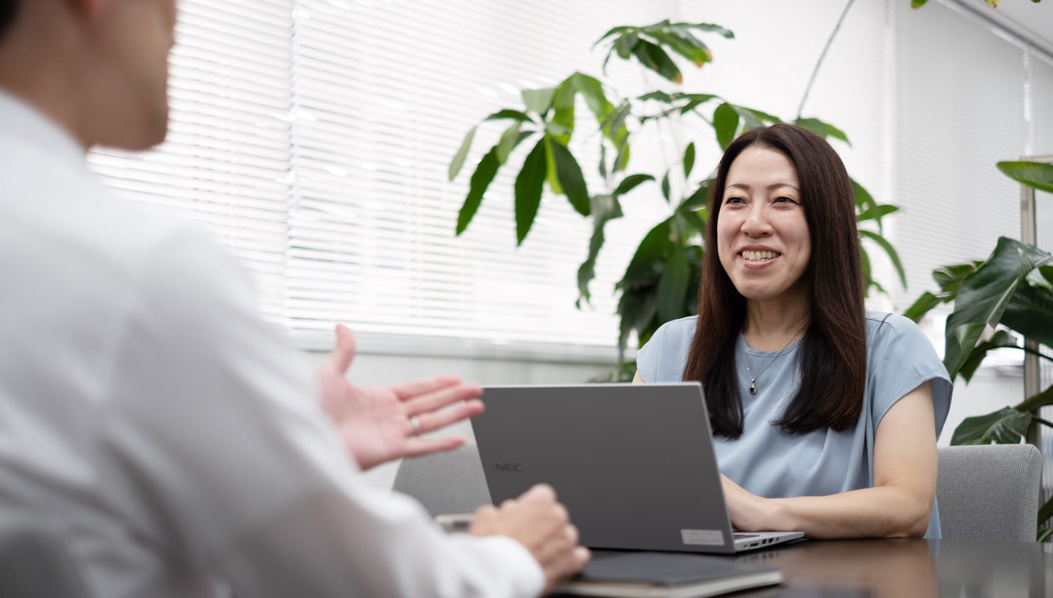 打ち合わせをするスタッフ